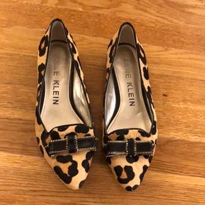 Anne Klein leopard akkeana flats